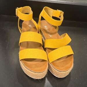 NWT Patrizia Larissa Yellow Platform Sandals